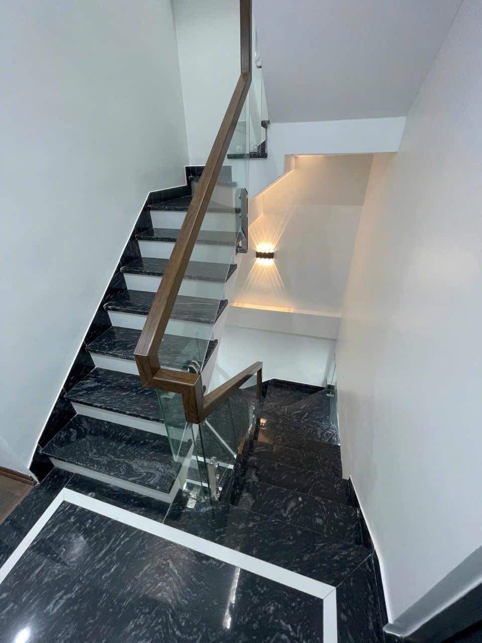 Nhà mình cho thuê nhà mới, hai cửa đi, Đội Cấn; vỉa hè 95m2* 5T- 31 Tr - Ảnh 1
